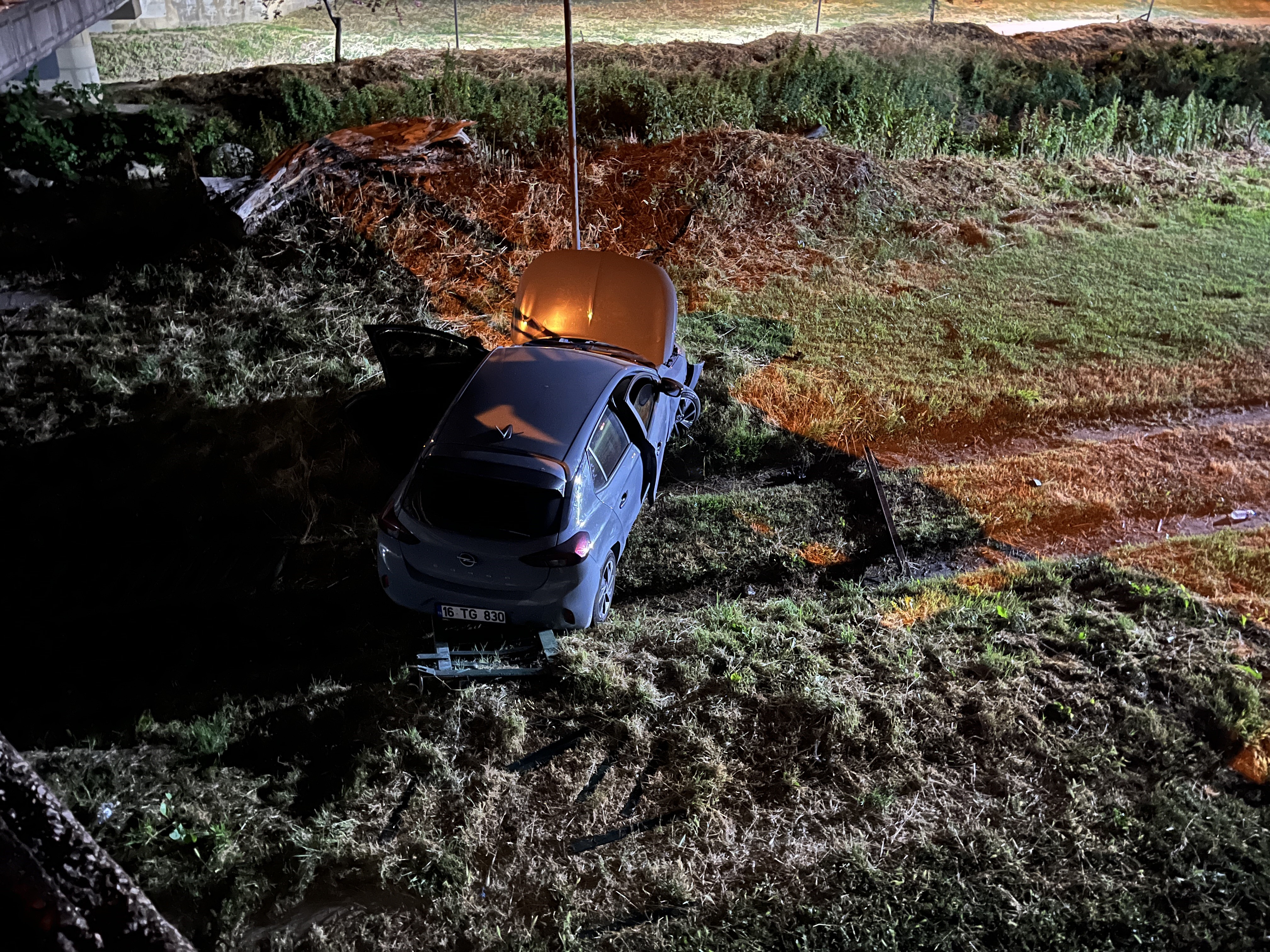 Navigasyon yanlış yolu gösterdi, dereye uçtu: 1 yaralı