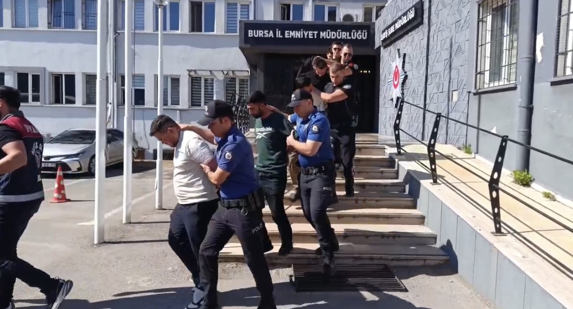 "Polisiz" dediler: Yaşlı çifti 2,5 ay dolandırdılar